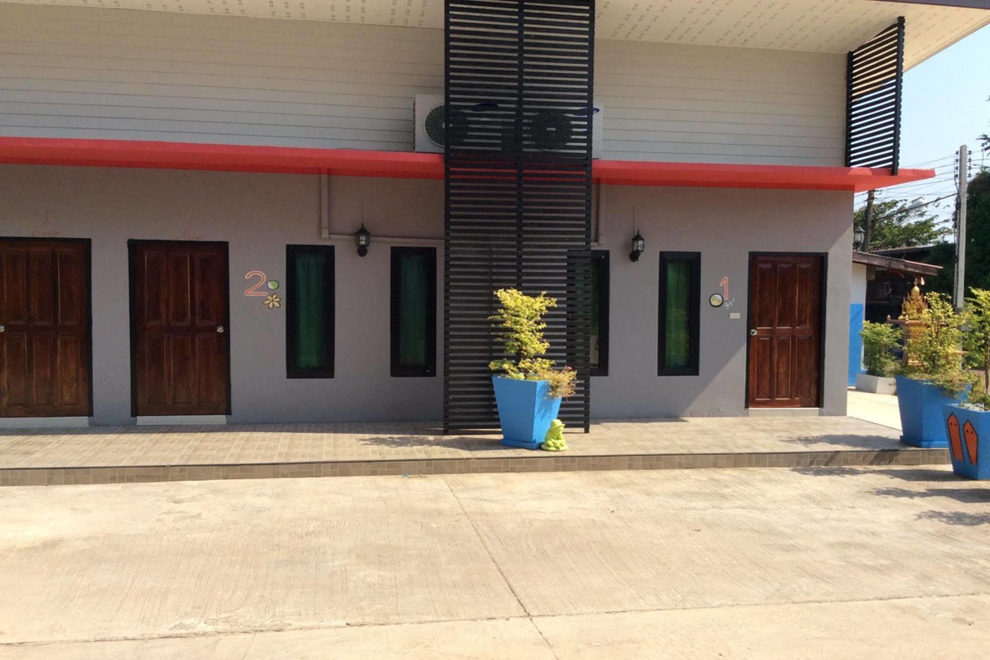 Hotel Baan Sri Family Kabin Buri Exterior foto